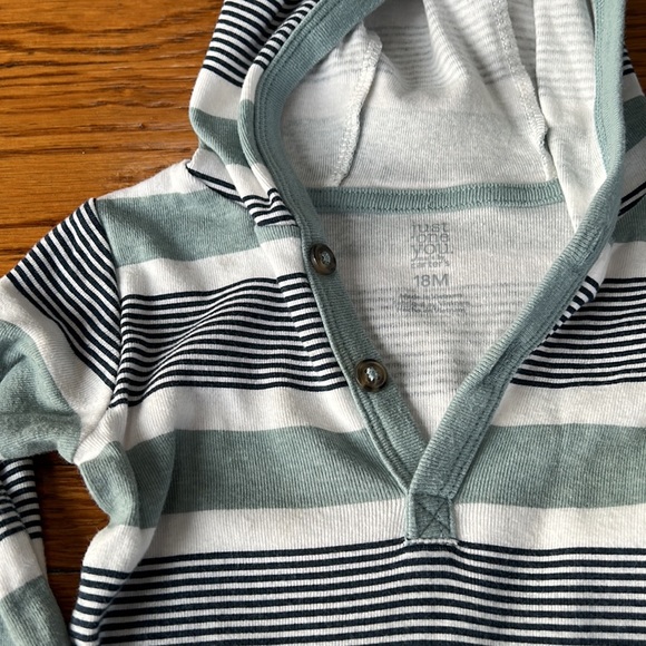 Carter’s long sleeve infant hoodie tee shirt. Infant size 18 months. - Picture 4 of 7